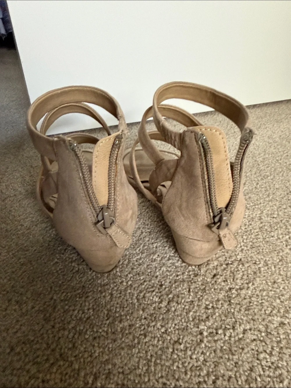 American Rag Casen Women's Taupe Wedge Sandal Size 8 Suede Zipper Strappy Shoes